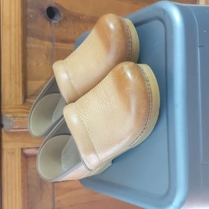 Dansko Professional Honey Distressed Clog.  Size 39 wide.